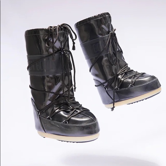 Black Vinyl Mettallic Moon Boots 